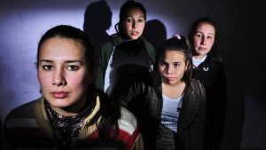 "No queremos que nos pase lo mismo", dicen Araceli, Adriana, Camila y Mariana, las hijas de la victima de una femicidio en Santos Tomé, Corrientes. foto: Ruben Digilio