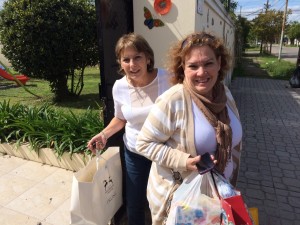 Margarita y Mary, Presidenta y Vicepresidenta de Mujeres de Negocios y Profesionales del Sur, bajando la carga.