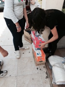 Las chicas colaborando con las caja