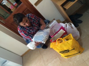 Alejandra mirando los regalos para el bebé