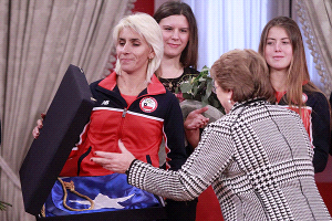 la Presidenta Michelle Bachelet le entregó la bandera de Chile a la maratonista Érika Olivera 